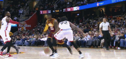 动图-硬!詹姆斯怒扣2 1 超强滞空你们感受下