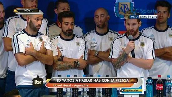 阿根廷球员将双手交叉放在胸前