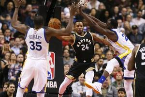 库里35分阿杜30+9勇士5连胜 双枪58分猛龙连败