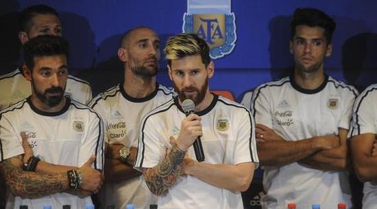 梅西带头直面媒体