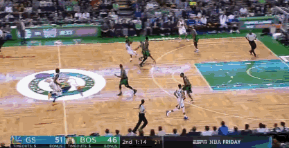 动图-杜兰特走四步后投篮命中 裁判竟然不吹 _