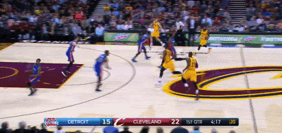 动图-詹皇深陷重围 小王爷绝妙击地助攻打进!