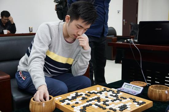 上海嘉定队压轴队员陈意夫。陈意夫今年18岁，就读于上海外国语大学，他计划明年参加定段赛。