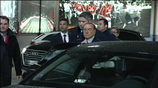 贝卢斯科尼抵达