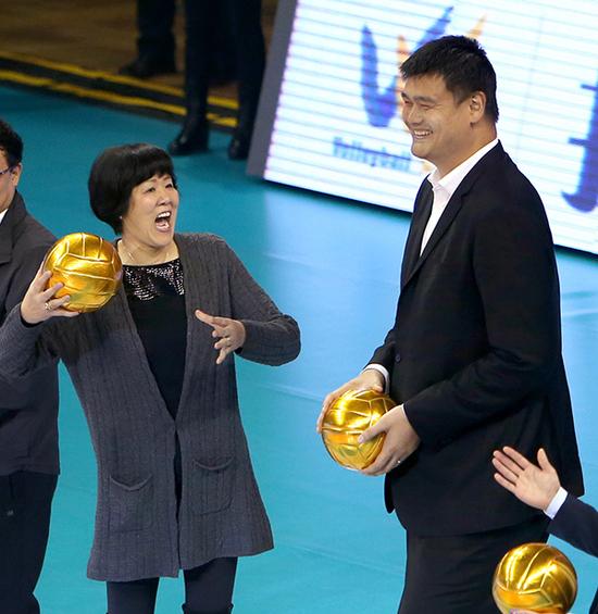 10月28日，郎平（左）与姚明准备为比赛开球。当日，2016-2017中国女排联赛在上海开幕。新华社 图