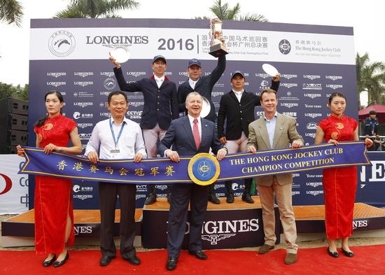 马会行政总裁应家柏先生 (前排中) 及赛事规管及发展执行总监夏定安先生 (前排右二) 颁奖予“香港赛马会冠军赛”各得奖骑手。