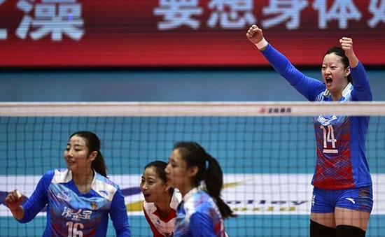11月19日，天津队球员陈丽怡（右一）在比赛中庆祝得分。新华社 图
