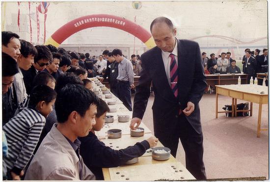 2002年10月12日，百盘大战刘小光指导德州棋迷