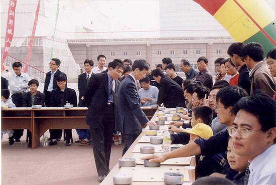 2002年10月12日，王汝南在德州百盘围棋车轮大赛上