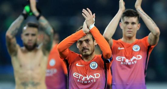 席尔瓦和队友们鼓掌致意，庆祝晋级