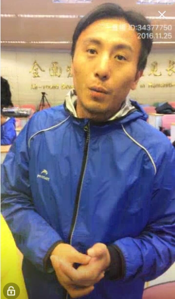 毛劍卿在更衣室接受采訪