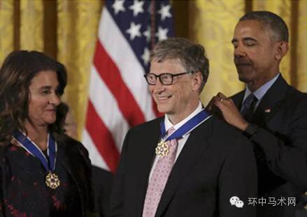 奥巴马给比尔·盖茨夫妇佩戴勋章