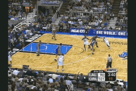 而科比马上就在下一个回合中以一个麦迪式的飘逸挑篮还以颜色.