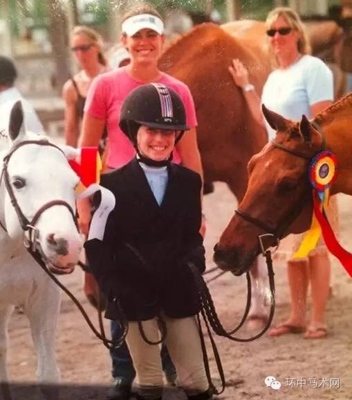 杰西卡在4岁时已开始习骑，曾赢得多个青少年赛事冠军