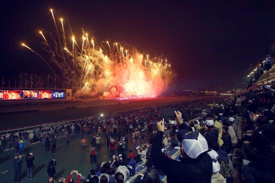 全日赛事过后，沙田马场上空发放璀璨烟火，为浪琴表香港国际赛事画上完美句号。