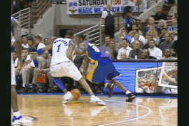 进球后兴奋不已的科比怒拍篮板,发