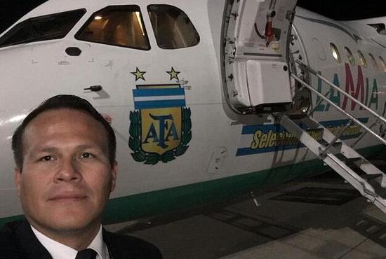 奎罗加和这架飞机曾搭载阿根廷国家队，当时机上涂有阿根廷队徽