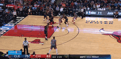 动图-闪电侠蝴蝶穿花 骗过詹姆斯上篮打进!