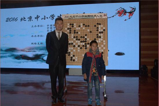 孔杰九段和小朋友合影
