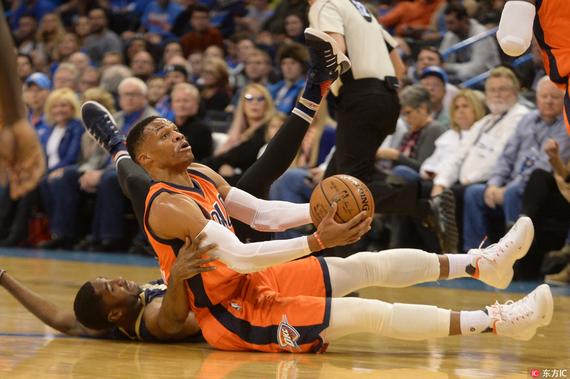 GIF-威少饿虎扑食完成抢断