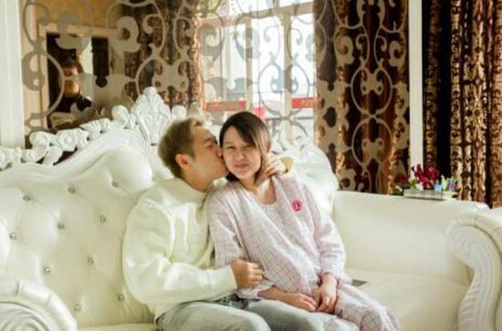 生产前，荣昊与妻子在伊丽莎白分娩套房亲密合影