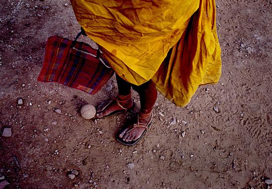 即使在通宵“拉拉基帕里（rarajipari）”比赛中，塔拉乌马拉人也穿着长袍和自制吊带鞋。