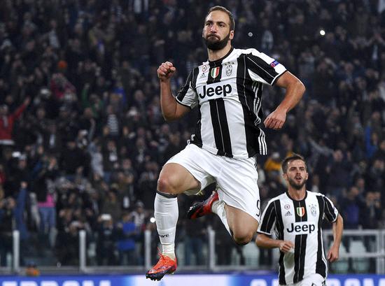 伊瓜因庆祝进球