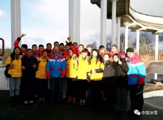 中国雪橇队在拉脱维亚锡古尔达赛道下的合影