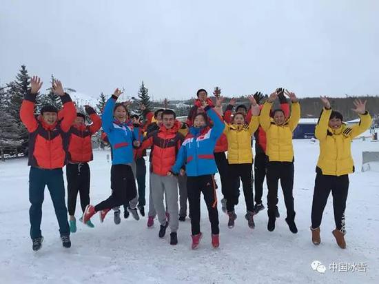 中国雪橇队在加拿大卡尔加里赛道外的合影