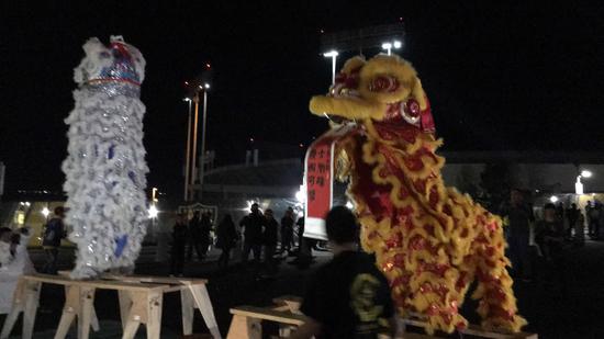 球場外的舞獅表演