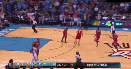 首次得手后,威少还露出了诡异的笑容.