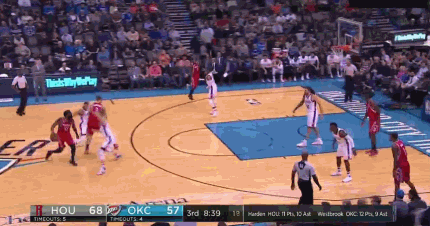 见状,哈登将球分给帕特里克-贝弗利,跑到罚球弧顶再接球,但威少如影随