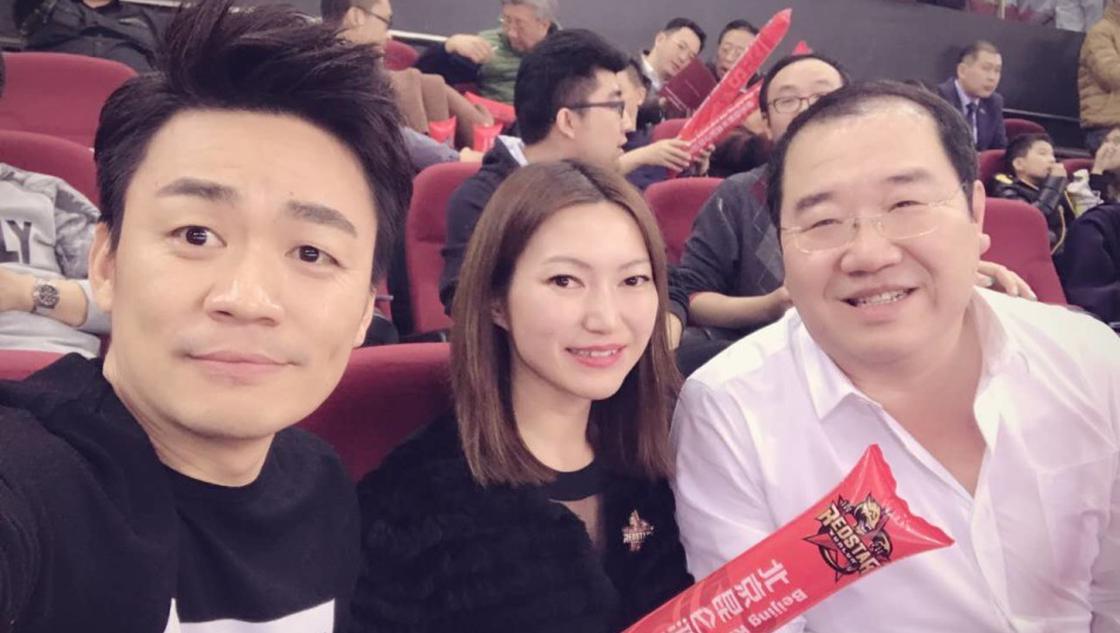 王宝强观战KHL昆仑鸿星比赛