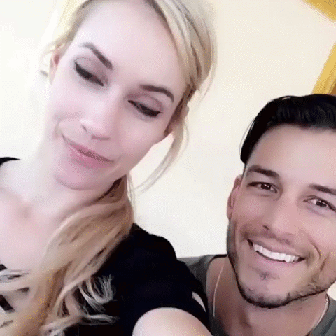 事业受挫爱情甜蜜网红美女佩琪大秀订婚戒指