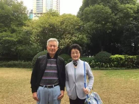 本书作者李仁臣与何慧娴（右）合影