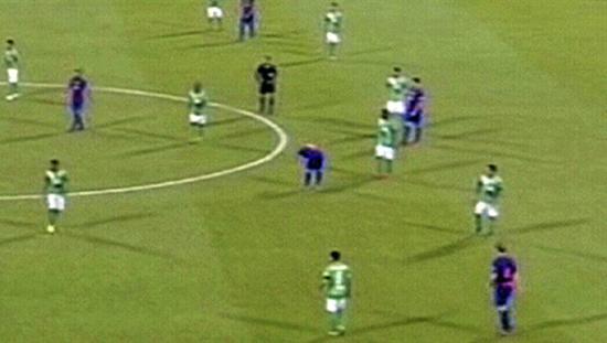 梅西在中圈处弯腰呕吐