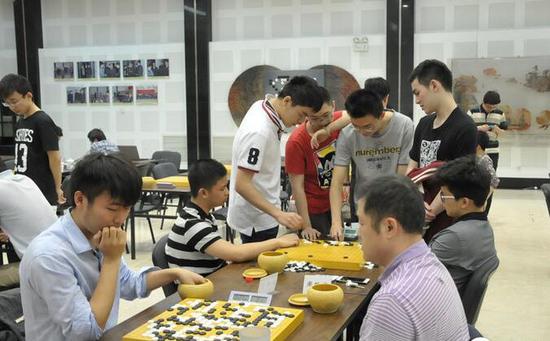 棋手们比赛结束后就勾肩搭背地在一起复盘