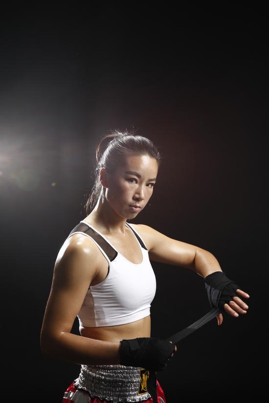 汇集了18位美女拳手在铁笼中战斗"搏击玫瑰"唐金的出战也格外引人
