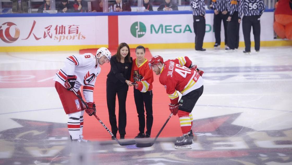 吴敏霞为昆仑鸿星开球