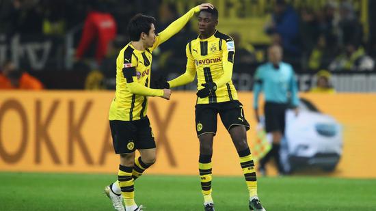 登贝莱与香川庆祝