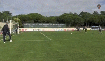 训练进球也要秀一下