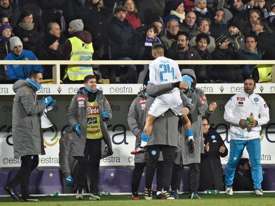 因西涅庆祝进球