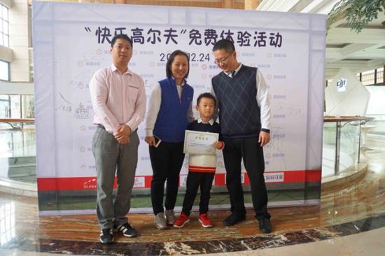 快乐高尔夫免费体验活动落幕 小球员圣诞氛围中比赛