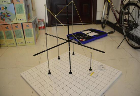 有些像围棋棋盘的立体几何教具
