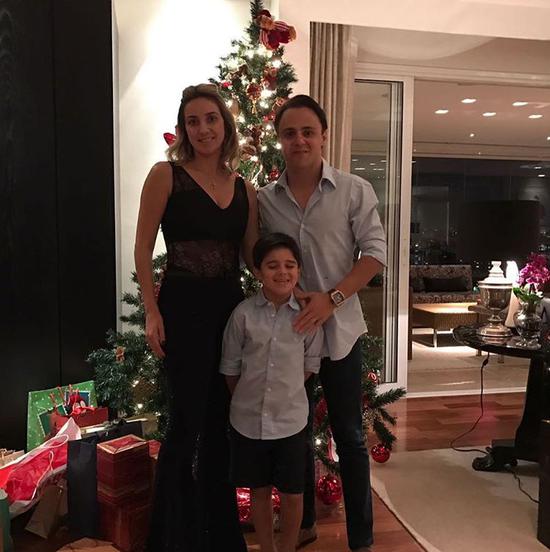 马萨与妻子儿子