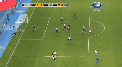 传球精准找到无人防守的队友