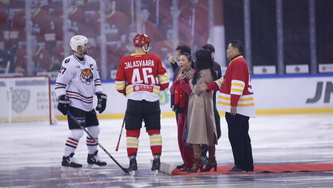 新浪直击昆仑鸿星圣诞大战