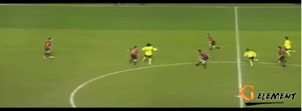 空中依然送出脚后跟妙传