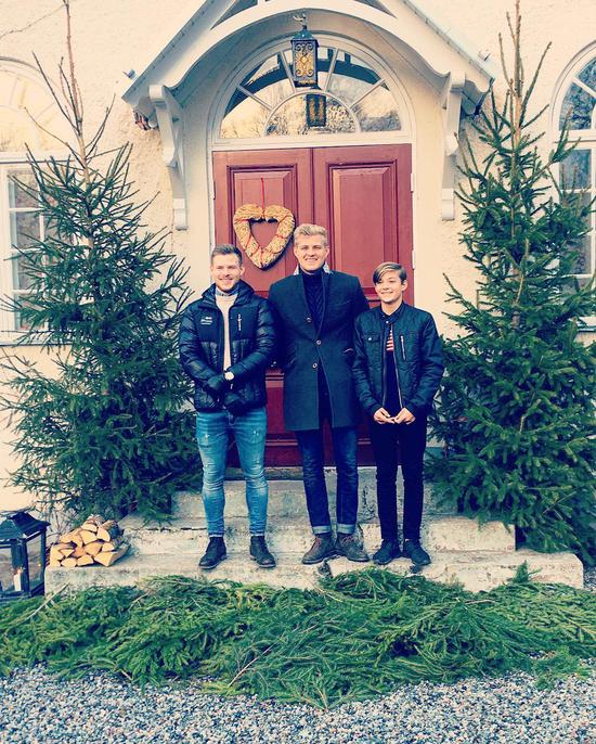 埃里克森与兄弟合影