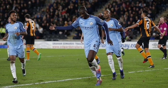 图雷和队友们庆祝进球